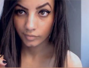 une femme se fait plaisir et jouit devant sa cam 096
