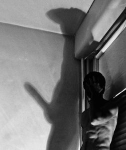 Femme sexy toute nue sur le 83