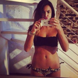 Meuf toute chaude du 73 se met nue