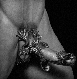 femme pulpeuse nue exhibe sur le 23