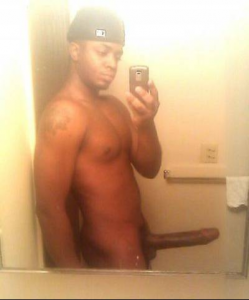 femme pulpeuse nue exhibe sur le 33