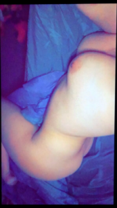 femme pulpeuse nue exhibe sur le 89